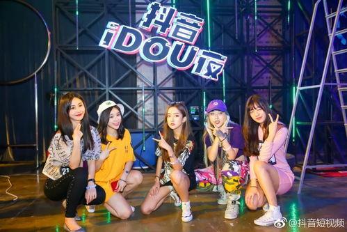 头条抖音河南女唱戏,传承戏曲魅力，抖音上绽放的戏曲新星